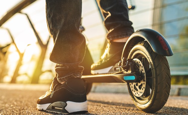 Pędził hulajnogą z prędkością 37 km/h. Jaki mandat dostał 37-latek?