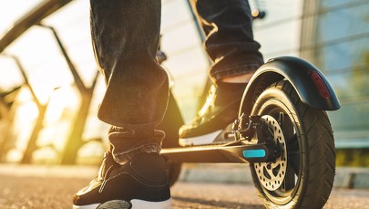 Pędził hulajnogą z prędkością 37 km/h. Jaki mandat dostał 37-latek?
