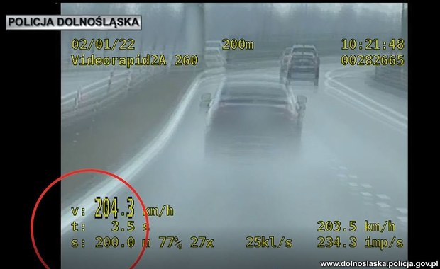 Pędzili ponad 200 km/h. Piraci drogowi na nagraniach wideorejestratora 