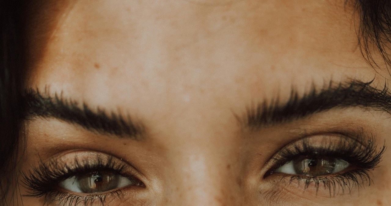 Peeling brwi delikatnie pobudza ich wzrost i poprawia wygląd /Leah Newhouse /pexels.com