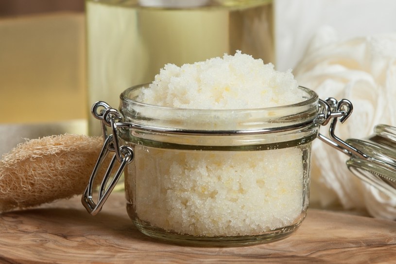 Peeling cukrowy można przygotować samemu w domu /123RF/PICSEL