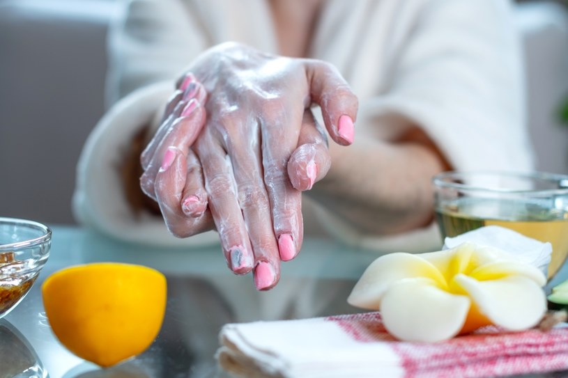 Peeling cukrowy to naturalny kosmetyk, który wygładza i odżywia skórę dłoni /Pixel