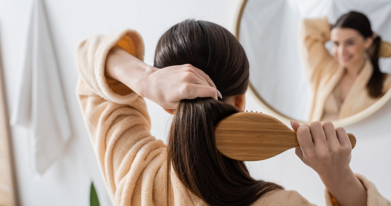 Peeling do skóry głowy pomoże zadbać o kondycję skalpu, jak i całych włosów. Jak go używać? /Pixel