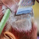 Peeling skóry głowy przed farbowaniem wydłuży trwałość koloru. Jak go poprawnie wykonać?