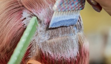 Peeling skóry głowy przed farbowaniem wydłuży trwałość koloru. Jak go poprawnie wykonać?