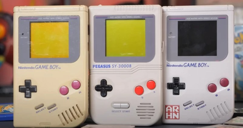 Pegasus GameBoy i Nintendo GameBoy / zdj. YouTube @arhn.eu /materiały prasowe