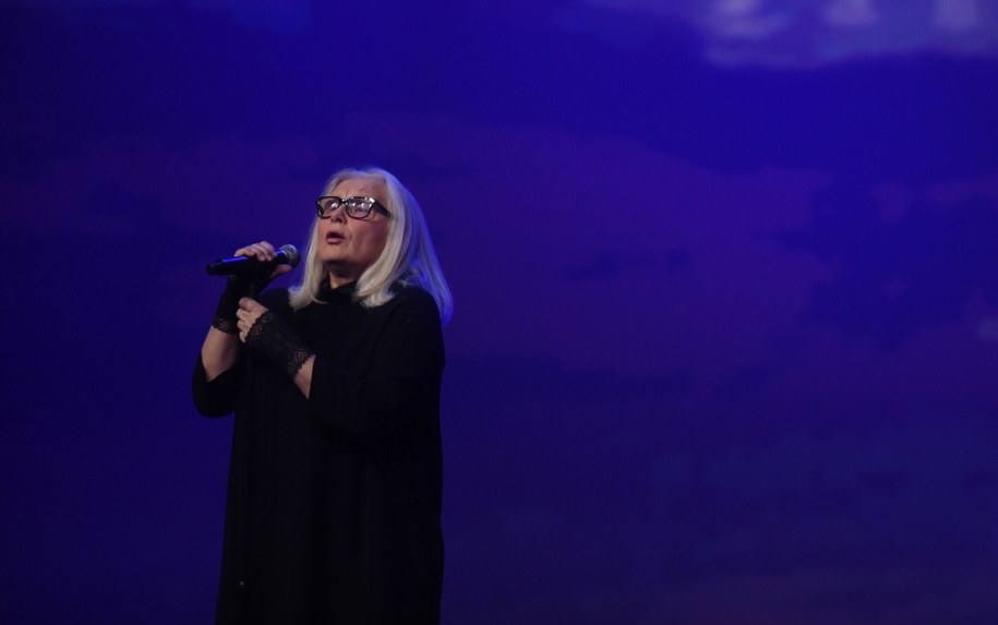 "Pejzaż bez ciebie" - Magda Umer podczas koncertu poświęconego Agnieszce Osieckiej, październik 2016 /Jacek Smarz/Polska Press/East News /East News