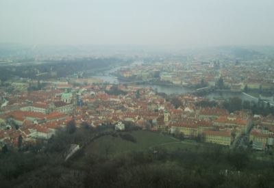 Pejzaż Pragi. Na przykładzie tego zdjęcia widać, że Omnia radzi sobie z oddaniem szczegółów. /INTERIA.PL