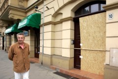 Pękają ściany kamienicy w centrum Wrocławia