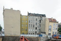 Pękają ściany kamienicy w centrum Wrocławia
