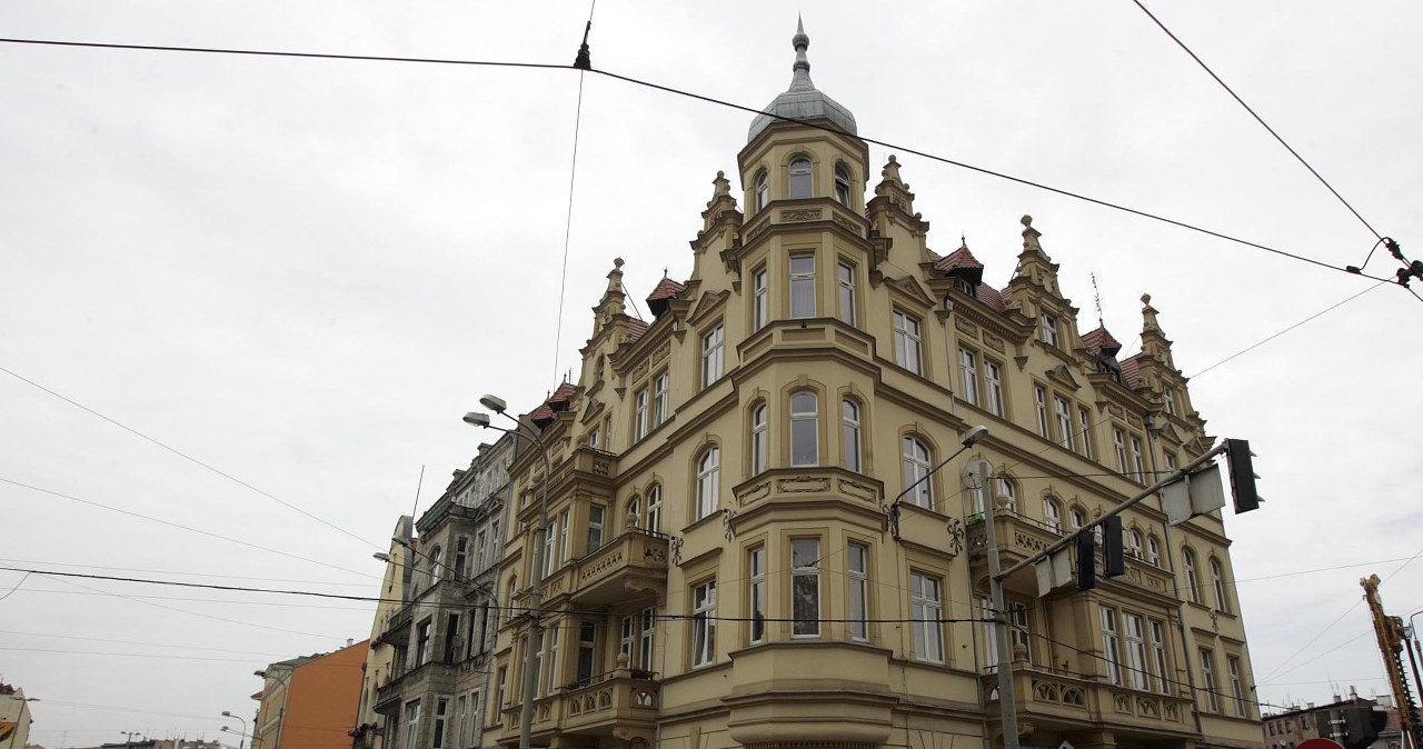 Pękają ściany kamienicy w centrum Wrocławia