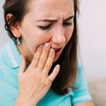 Pękające kąciki ust mogą być objawem. Organizm informuje, czego mu brak