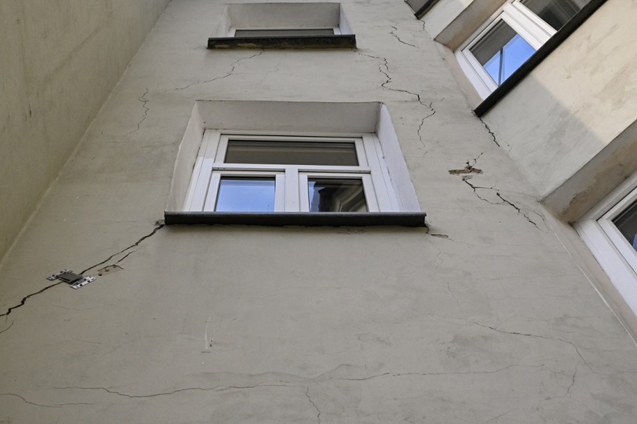 Pękające ściany kamienicy przy ul. Farbiarskiej w centrum Lublina /Wojtek Jargiło /PAP