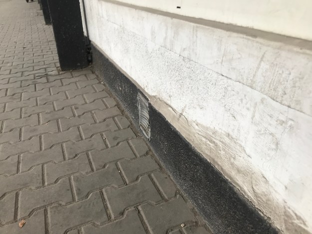 Pękające ściany kamienicy przy ulicy Wolskiej 58 w Warszawie /Michał Dobrołowcz /RMF FM