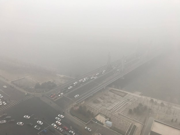 Pekin w kłębach smogu /Fuat Kabakci /PAP/Abaca