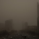 Pekin w tumanach brunatnego pyłu: To największa od 10 lat burza piaskowa