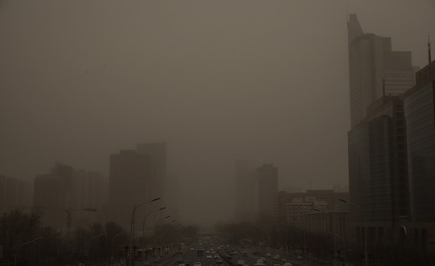 Pekin w tumanach brunatnego pyłu: To największa od 10 lat burza piaskowa