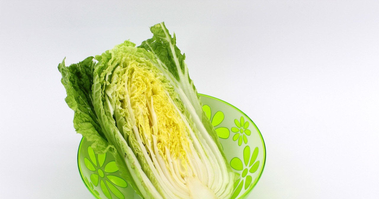 Пекінська капуста - популярний інгредієнт зимових салатів. Чим вона корисна та кому слід обмежити її вживання? /pixabay.com