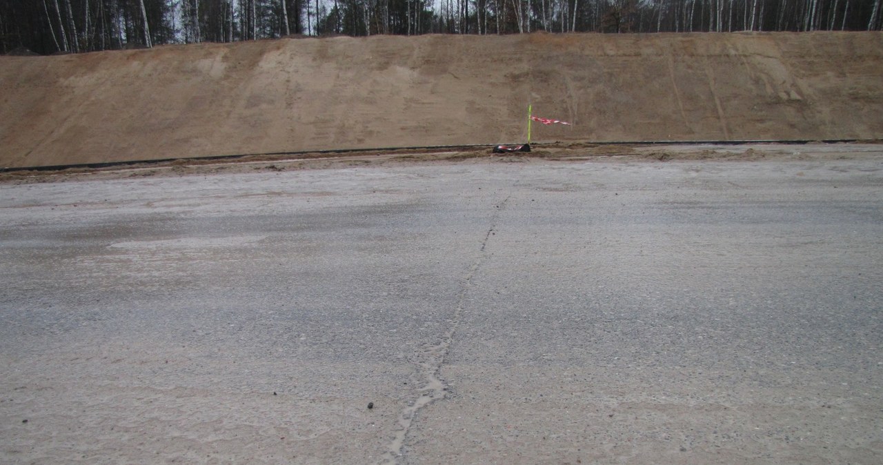 Pęknięcia na autostradzie A2