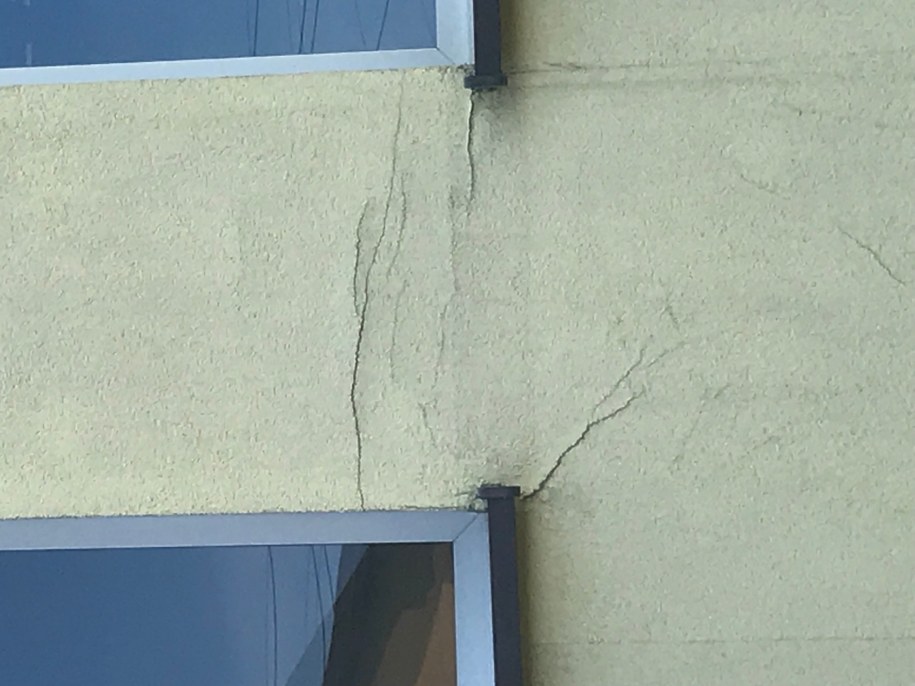 Pęknięcia na ścianach zamkniętej szkoły /Marcin Buczek /RMF FM