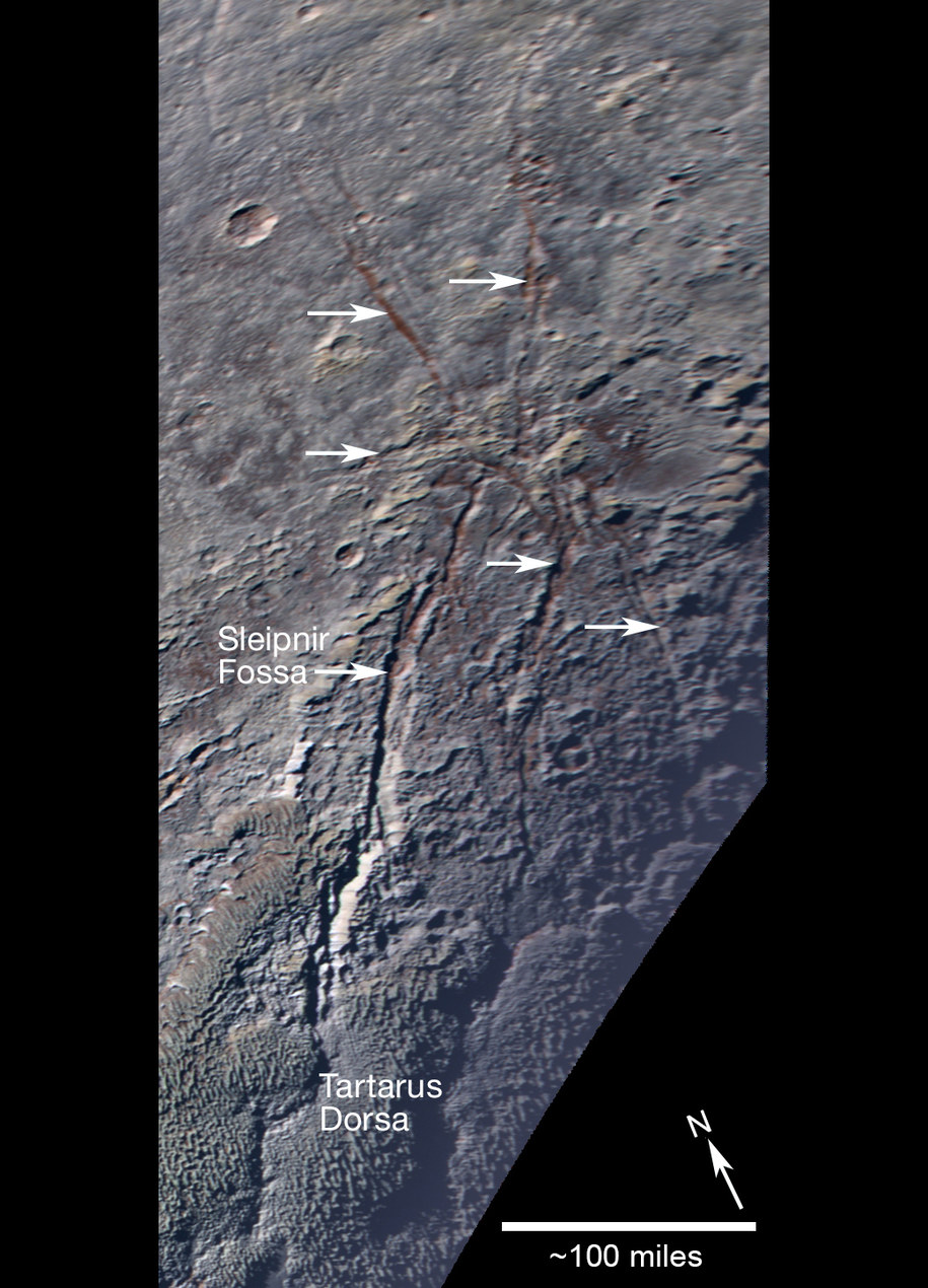 Pęknięcia odsłaniają czerwona warstwę pod powierzchnią /NASA/JHUAPL/SWRI /materiały prasowe