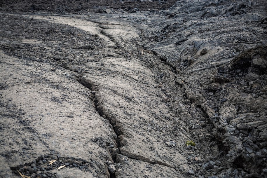 Pęknięcie na drodze prowadzącej z Gomy /Michel Lunanga /PAP/EPA