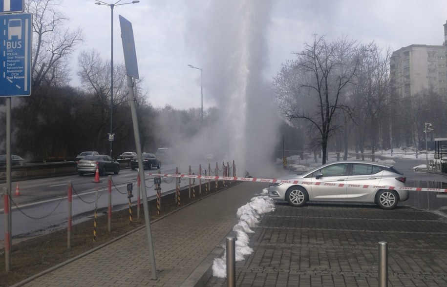 Pęknięta rura przy ul. Opolskiej w Krakowie /Gorąca Linia RMF FM