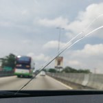 szyba Pęknięta szyba w aucie. Tak duże pęknięcie to konieczność wymiany