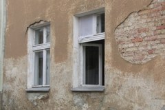 Pękniete szyby, odrapane framugi - oszukani mieszkańcy Widuchowej od 3 lat czekają na nowe okna