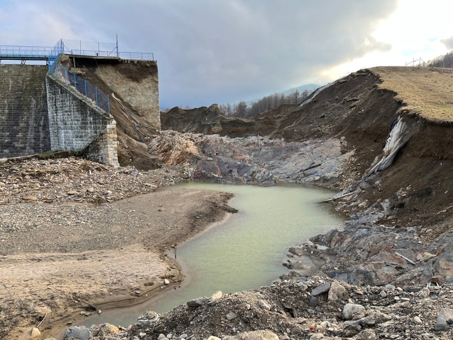 Pęknięty wał przy tamie w Stroniu Śląskim po powodzi /Martyna Czerwińska /RMF FM