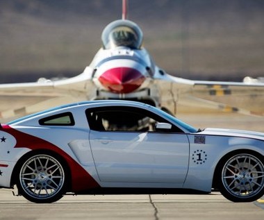 Pełen odlot - Ford Mustang U.S. Air Force Thunderbirds 