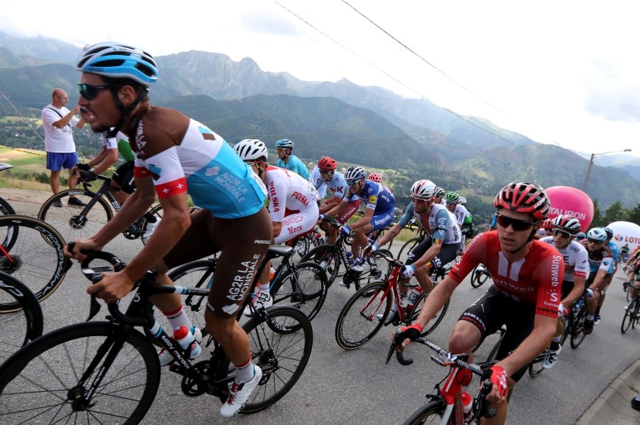 Peleton podczas 6. etapu wyścigu kolarskiego 76. Tour de Pologne UCI World Tour, na podjeździe pod zbocze Gubałówki / 	Grzegorz Momot    /PAP