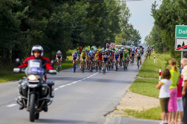 Peleton w akcji na trasie 3. odcinka Tour de Pologne w okolicy miejscowości Niwy Daleszyckie /Michał Walczak /PAP