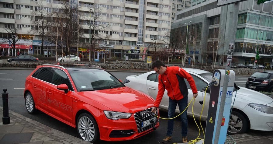 Pełne ładowanie ze słupka trwa ok. 2,5 godziny. Korzystając z domowego gniazdka 230 V, ładuje się o blisko 1,5 godz. dłużej. /Motor