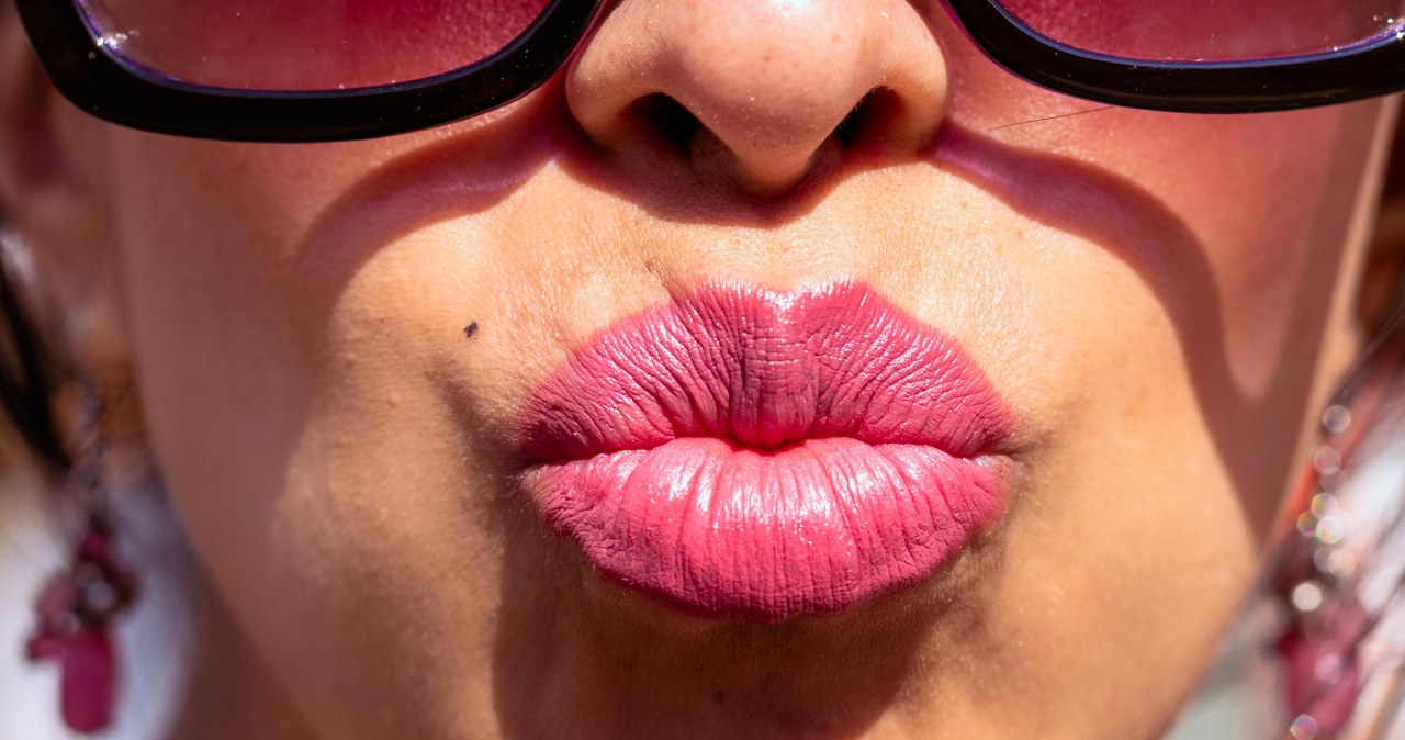 Pełne usta w domowych warunkach osiągniesz regularnym masażem z peelingiem cynamonowym /Jon /pexels.com