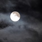 Pełnia Księżyca w samo południe. Czy dziś zobaczymy zaćmienie?