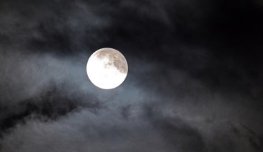 Pełnia Księżyca w samo południe. Czy dziś zobaczymy zaćmienie?