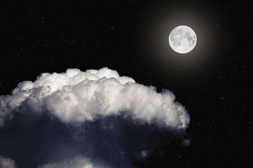 Pełnia księżyca w sierpniu przykryje noc spadających gwiazd i Perseidy. Co jeszcze szykuje dla nas Księżyc? /LUKASZ SZCZEPANSKI/REPORTER /East News
