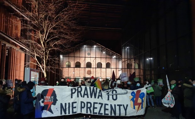 Pełnia praw zamiast goździka. W Dniu Kobiet Polacy wyszli na ulice kilkudziesięciu miast