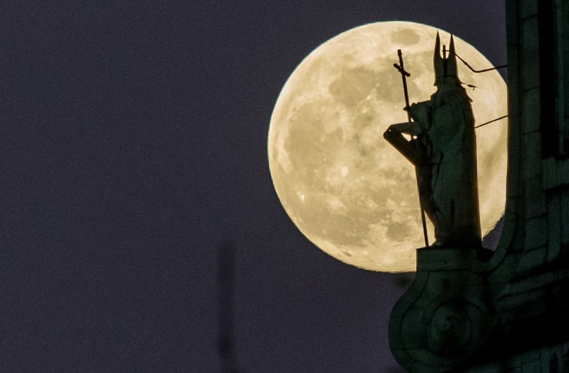 Pełnia różowego księżyca 2020 obserwowana z wieży zegarowej katedry wawelskiej w Krakowie /Jan Graczyński /123RF/PICSEL