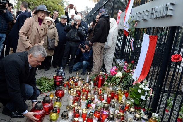 Pełniący obowiązki ministra obrony narodowej Tomasz Siemoniak (L-dół) i p.o. ministra nauki i szkolnictwa wyższego Lena Kolarska-Bobińska (L-góra) zapalają znicze przed ambasadą Republiki Francuskiej w Warszawie /Jacek Turczyk /PAP