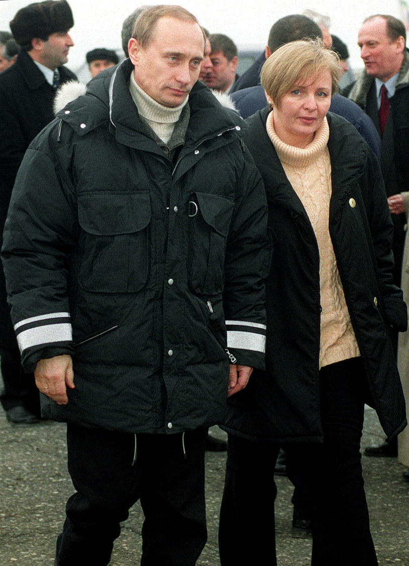 Pełniący obowiązki prezydenta Rosji Władimir Putin opuszcza ceremonię wręczenia nagród ze swoją żoną Ludmiłą z Machaczkały, 2000 rok /POOL New / Reuters / Forum /Agencja FORUM