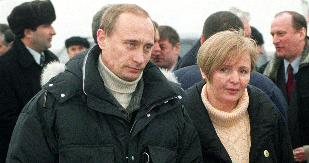 Pełniący obowiązki prezydenta Rosji Władimir Putin opuszcza ceremonię wręczenia nagród ze swoją żoną Ludmiłą z Machaczkały, 2000 rok /POOL New / Reuters / Forum /Agencja FORUM