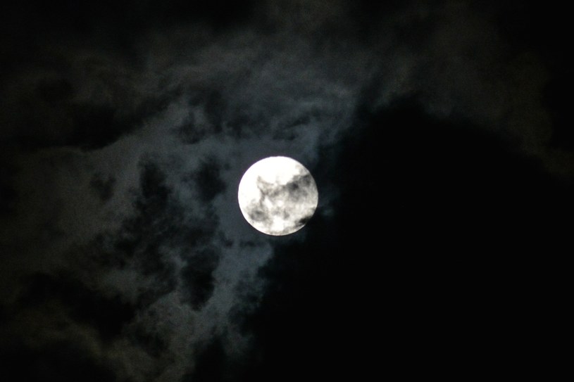Pełnię Księżyca najlepiej obserwować w miejscach oddalonych od sztucznych źródeł światła i zanieczyszczeń miejskich. Najlepiej tam, gdzie niebo jest najbardziej bezchmurne / NurPhoto / Contributor /Getty Images