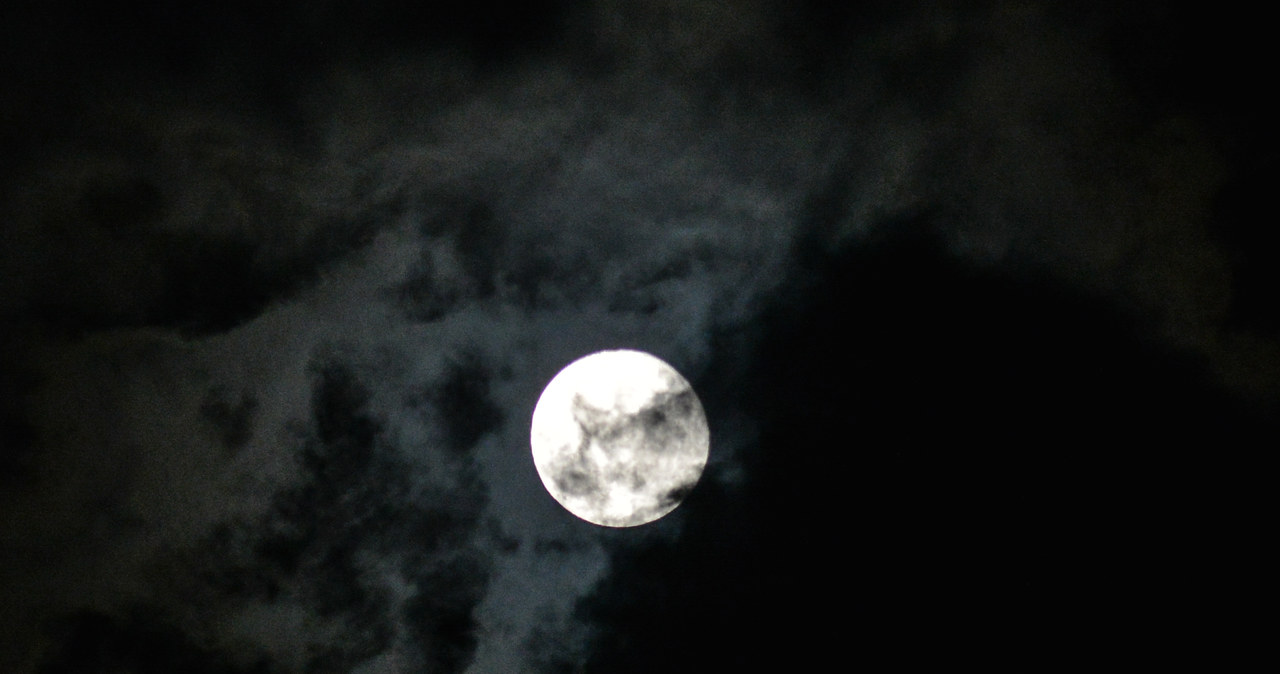 Pełnię Księżyca najlepiej obserwować w miejscach oddalonych od sztucznych źródeł światła i zanieczyszczeń miejskich. Najlepiej tam, gdzie niebo jest najbardziej bezchmurne / NurPhoto / Contributor /Getty Images