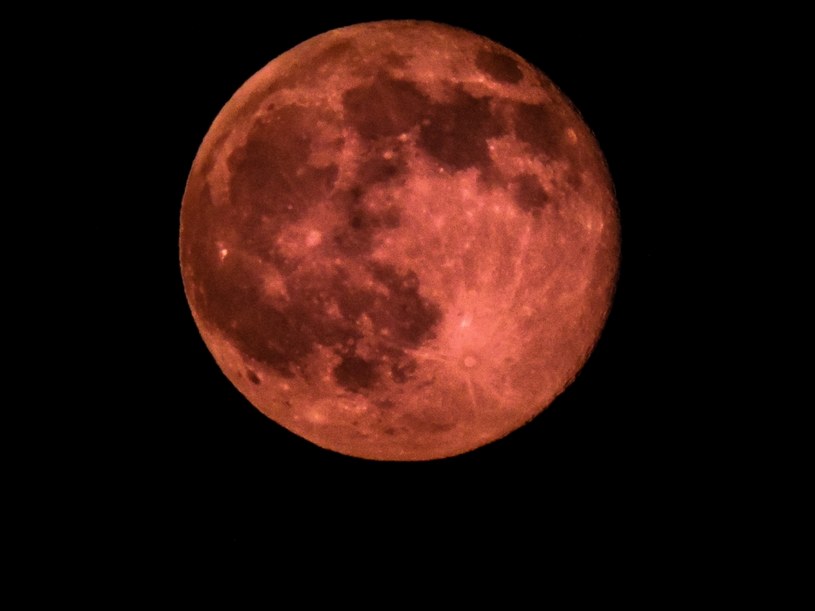 Pełnię Truskawkowego Księżyca będziemy mogli oglądać już 14 czerwca 2022 roku. /123RF/PICSEL