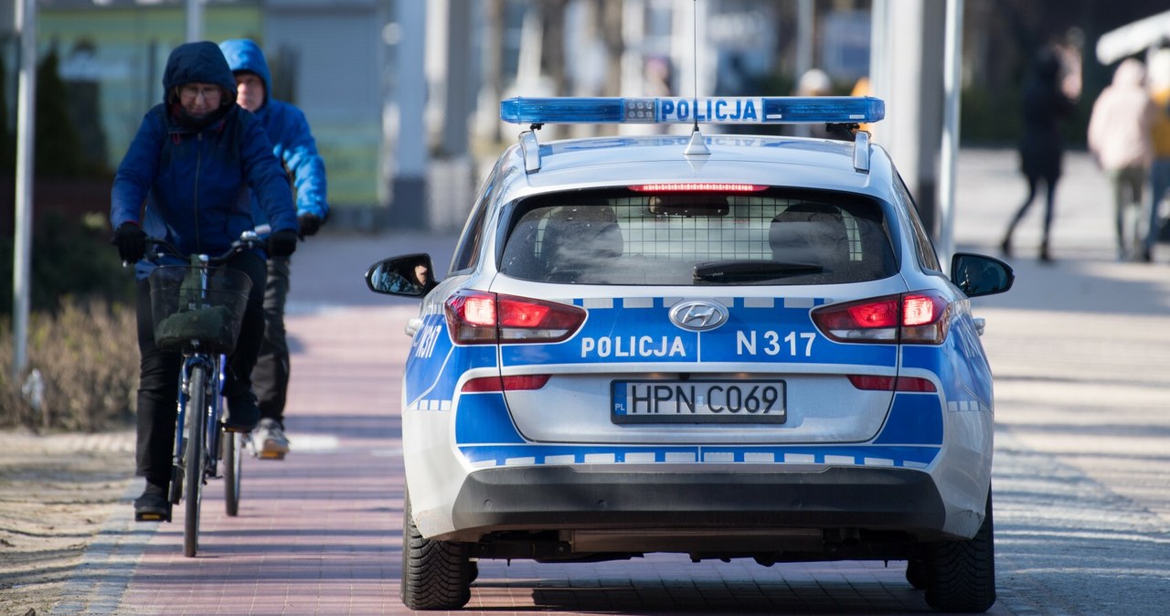 Pełnoletni rowerzysta, według ustawodawcy, z zasady posiada wszelką potrzebną mu wiedzę z zakresu Prawa o ruchu drogowym. Nieletni musi to jednak potwierdzić kartą rowerową / Wojciech Stróżyk  /Reporter