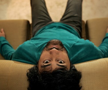 Pełnometrażowym debiutem Taiki Waititiego była zrealizowana w 2006 roku komedia "Orzeł kontra rekin". Była to zabawna opowieść o dwojgu społecznie nieprzystosowanych ludziach oraz o sposobach, w jaki próbują zdobyć miłość.

"Z całą pewnością to humor tworzy ten film. To, co nazywam inteligentnym nowozelandzkim humorem. Jest bardziej subtelny niż oczywisty, ale ludzie z całego świata, którzy się z nim spotykają, od razu wiedzą, o co chodzi. Mogą śmiać się w nieco innych momentach, ale to potwierdza moją tezę, że nasze opowieści bawią ludzi wszędzie" - przekonywał reżyser.