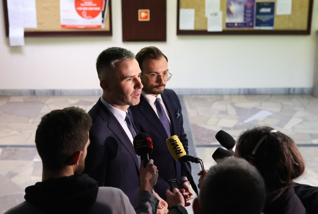 Pełnomocnicy zatrzymanego Rafała Baniaka mec. Maciej Zaborowski (C-P) oraz mec. Przemysław Rosati (C-L) podczas konferencji prasowej przed siedzibą Śląskiego Wydziału Zamiejscowego Departamentu do Spraw Przestępczości Zorganizowanej i Korupcji Prokuratury Krajowej w Katowicach /Michał Meissner /PAP