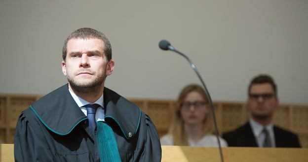 Pełnomocnik mBanku Łukasz Hejmej (L) na sali sądowej /PAP